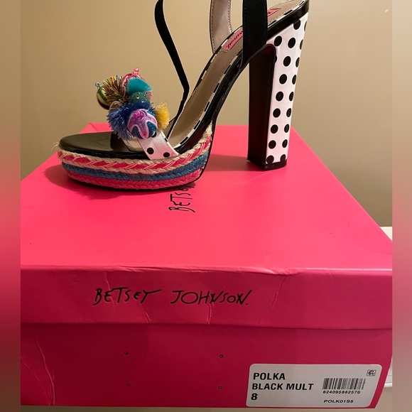 Eye Catcher Just In Time For Spring worn once.. Cones In Original Box! - Picture 1 of 3